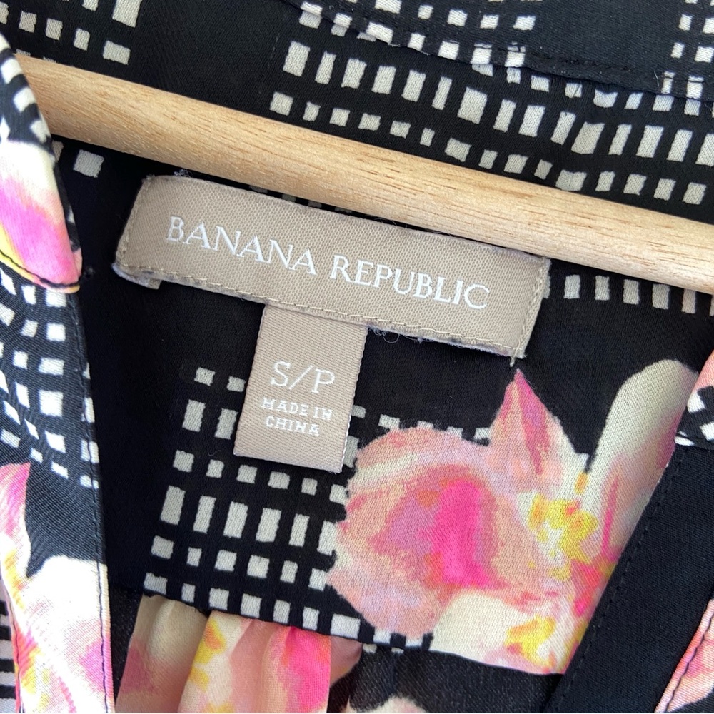 BANANA REPUBLIC BLACK/PINK FLORAL V-NECK SLEEVELESS TOP/BLOUSE, SMALL - Picture 7 of 8